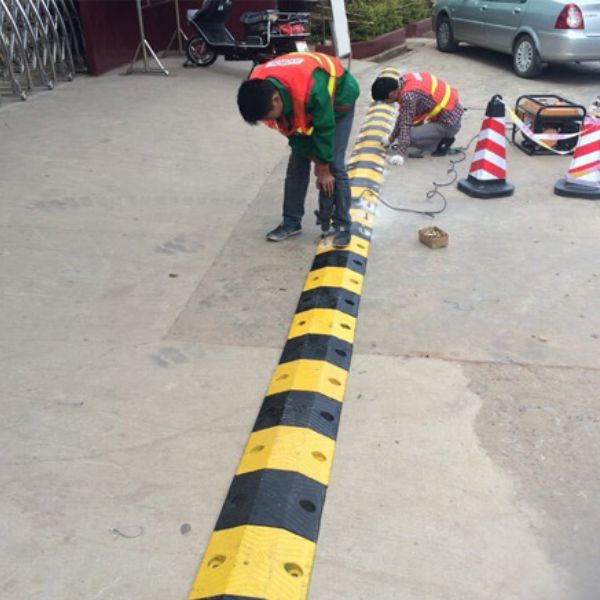 5 Mẹo Giúp Gờ Giảm Tốc Cứng Cáp Bền Gấp Đôi Ngoài Trời 3 Gờ Giảm Tốc Cứng Cáp Lắp Đặt