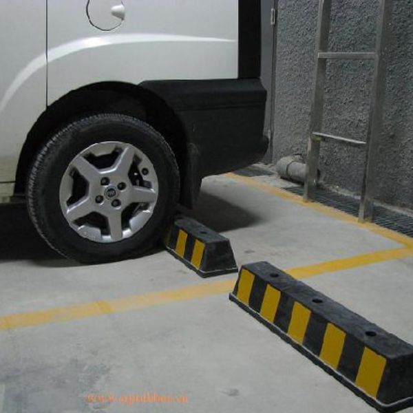 Chặn Lùi Sau Xe Bằng Cao Su Chịu Lực Tầng Hầm Chung Cư