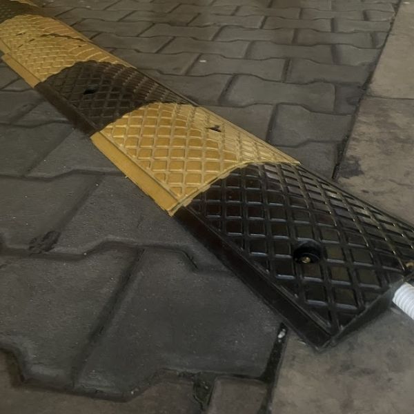Gờ Giảm Tốc Cao Su Siêu Bền Thiết Kế Rãnh Giảm Tốc Chịu Lực Lớn - OGGT00090 2 Gờ Giảm Tốc Cao Su Siêu Bền Phản Quang