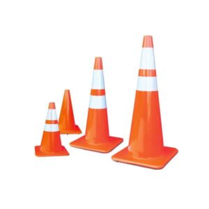 Bốn cọc tiêu chóp nón màu cam nhiều chiều cao, có dải phản quang trắng