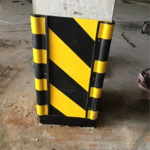 Cột vuông bọc tấm ốp sọc vàng đen, hai cạnh có nẹp góc phản quang